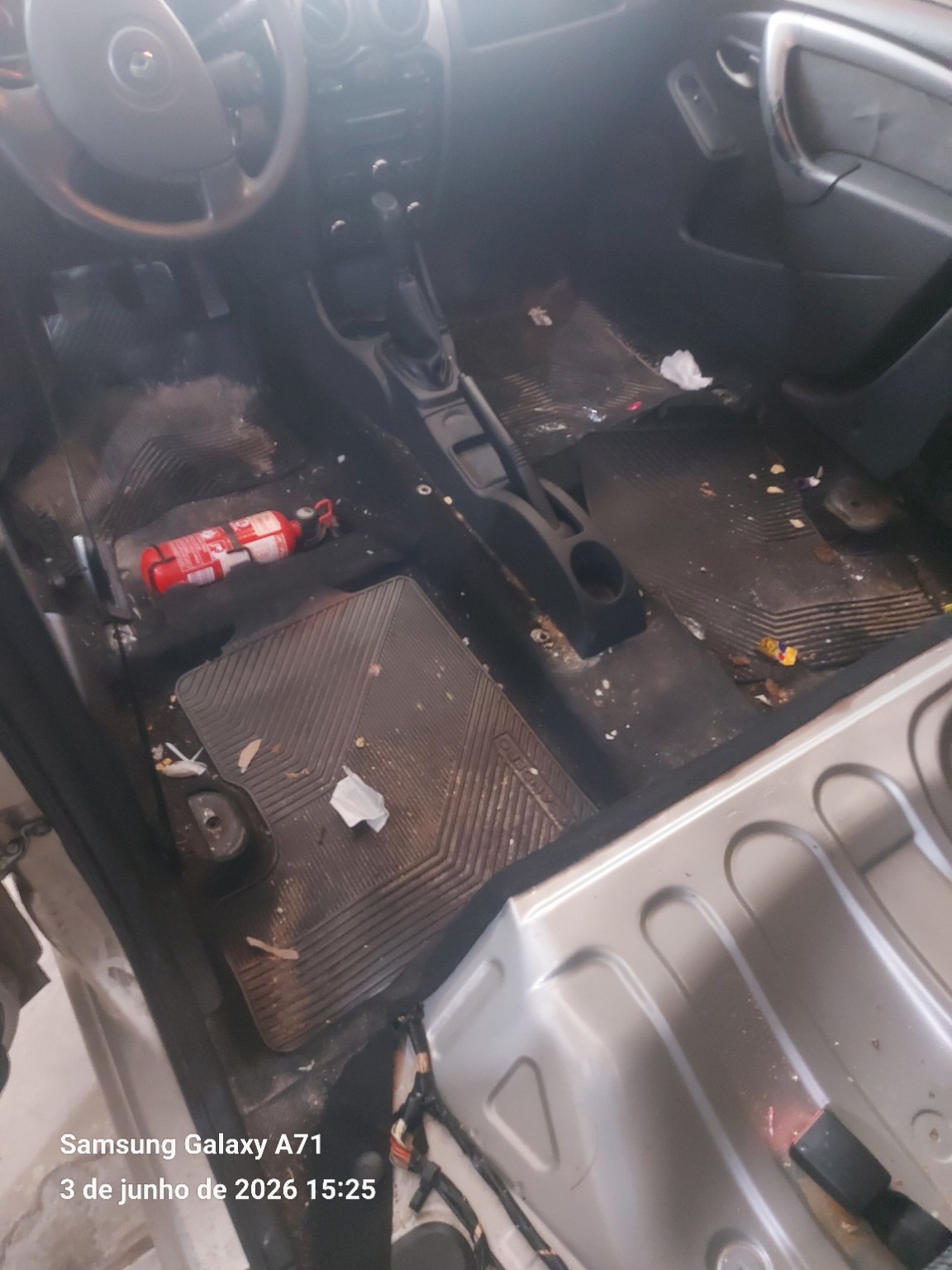 Espaço reservado para foto do interior automotivo antes da higienização